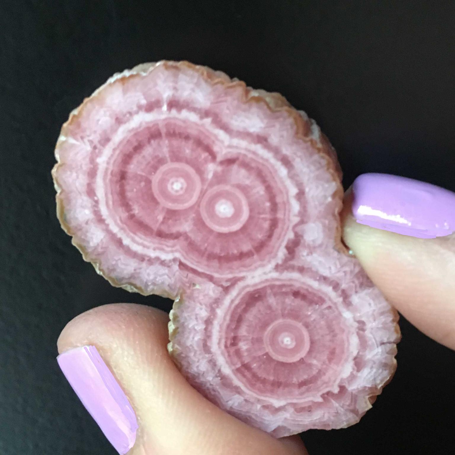 Lydia Courteille shows us the raw rhodochrosite from Argentina used in the Rosa del Inca jewels