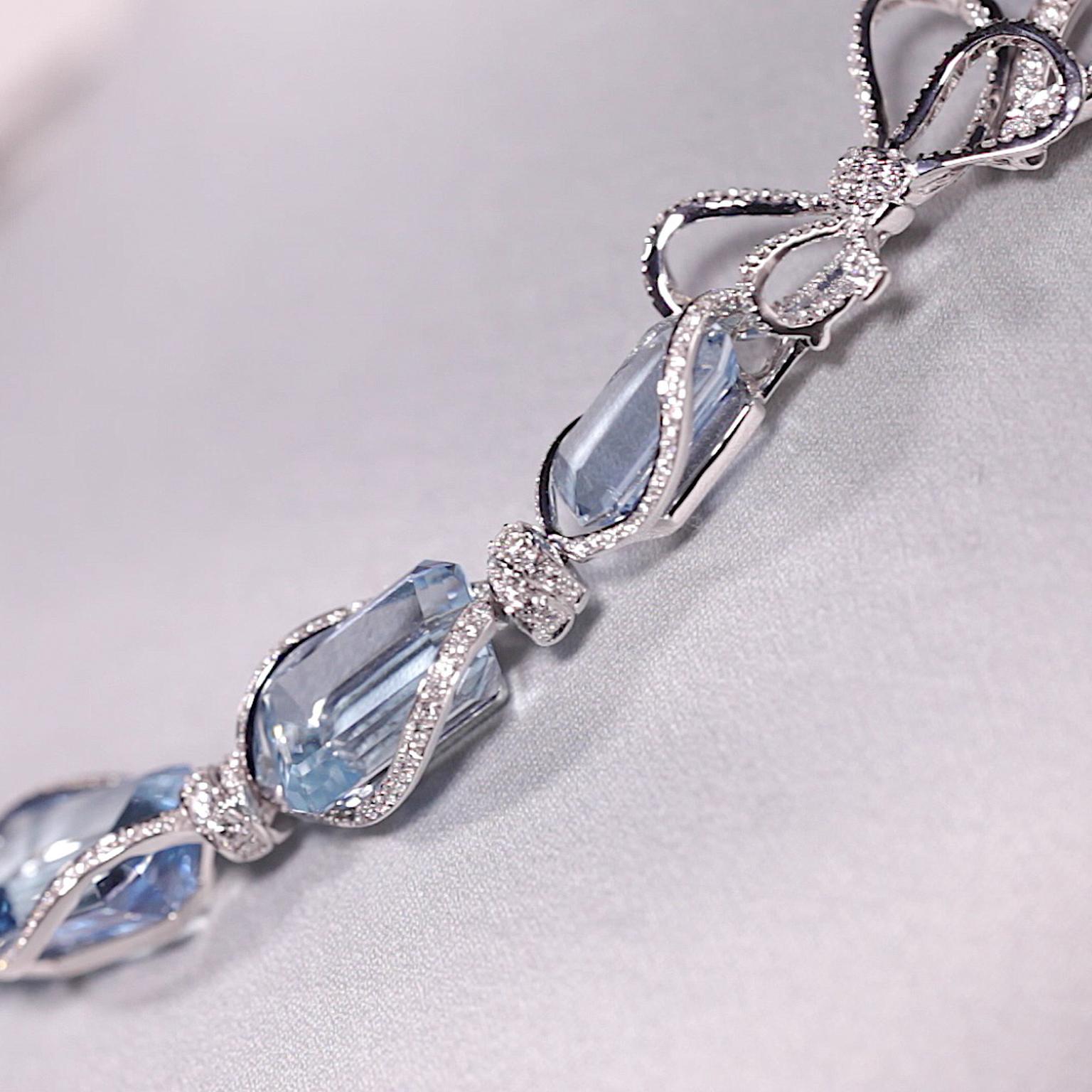 VANLELES Lylas bow aquamarine necklace close up