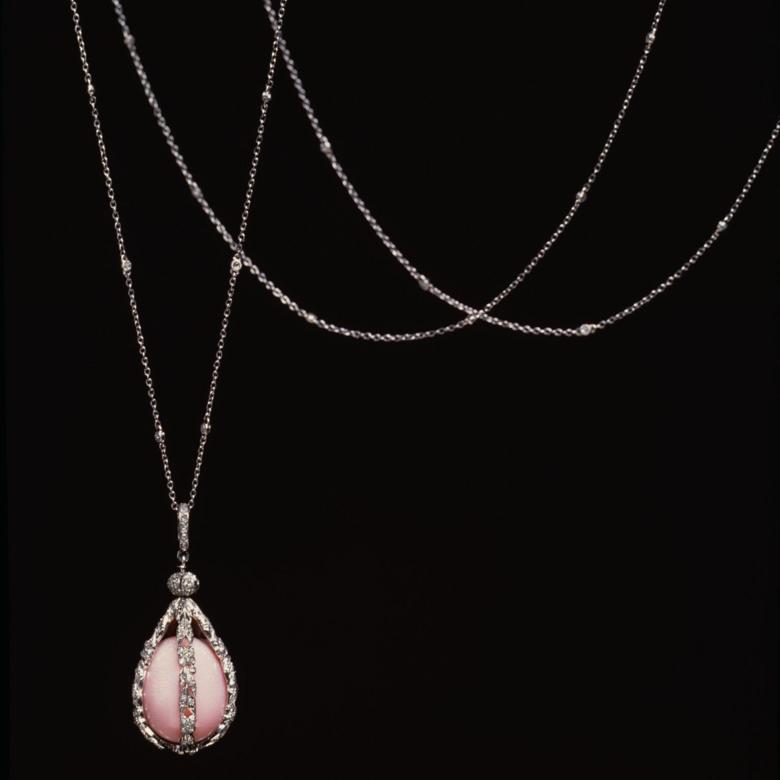 Antique Tiffany pink conch pearl pendant necklace that opens to reveal a 23.50 oval-shaped pink conch pearl
