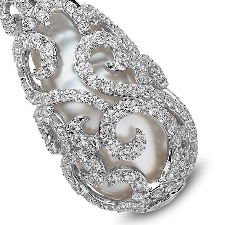 Diamonds and pearls: a classic combination for Christmas