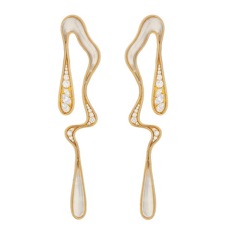 Stream Doubled milky quartz earrings in yellow gold
