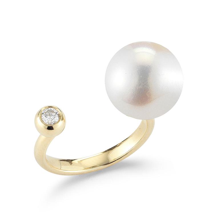 Diamond and pearl split band ring by Mizuki in 14ct yellow gold with a large Freshwater pearl