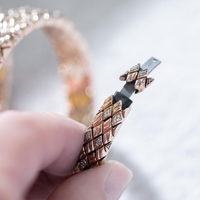 The double-coil of the Serpenti Spiga Bulgari, bracelet making of