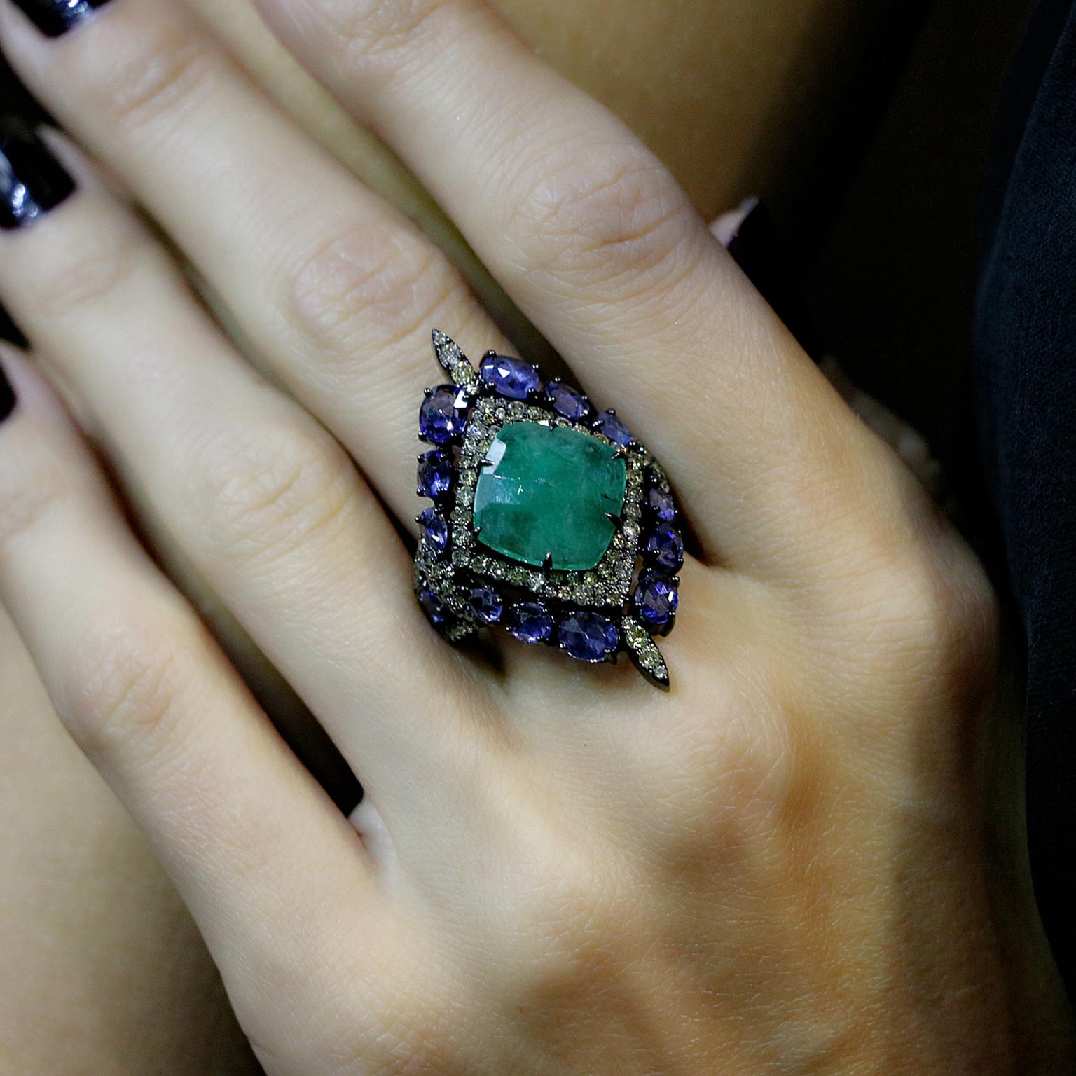 Sutra Emerald Shield ring