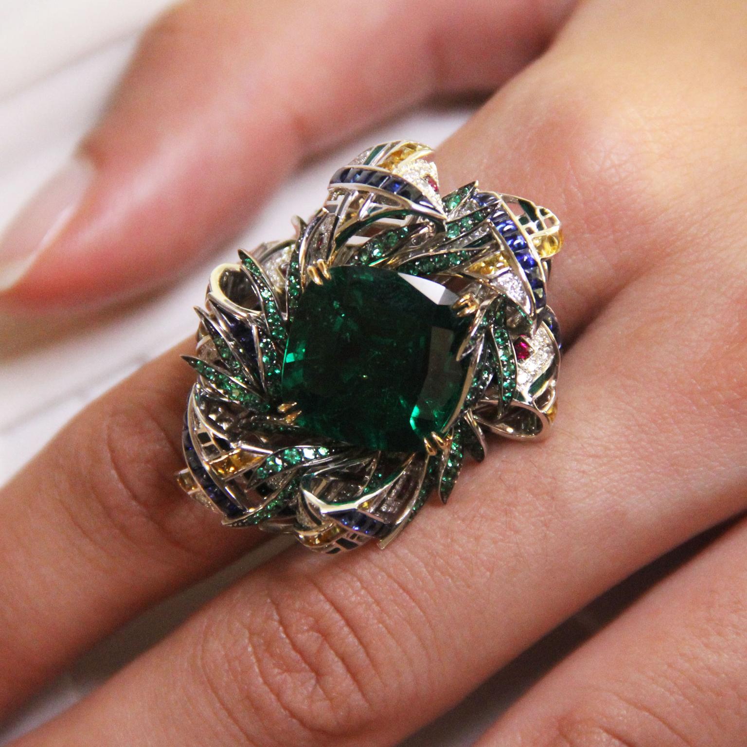 Chaumet est une fête Pastorale Anglaise high jewellery emerald ring