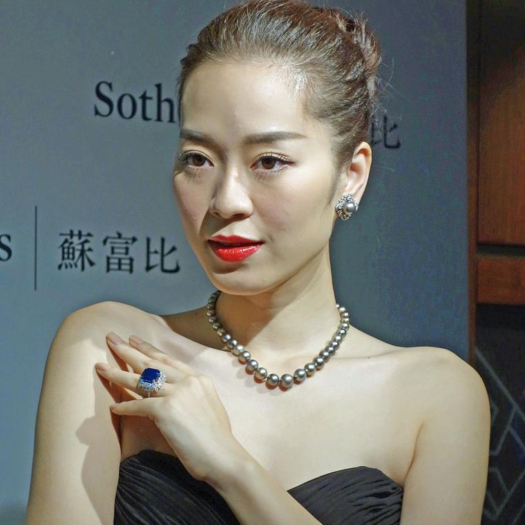 Sotheby's press preview sept 9 model wearing Cowdray pearls