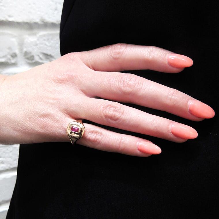 Signet rings for women: the return of a classic