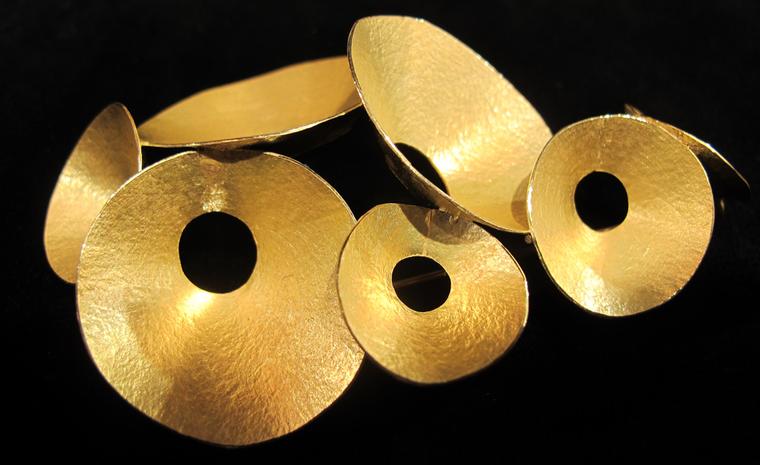 Elegant minimalism in this Kayo Saito gold brooch £5,400.