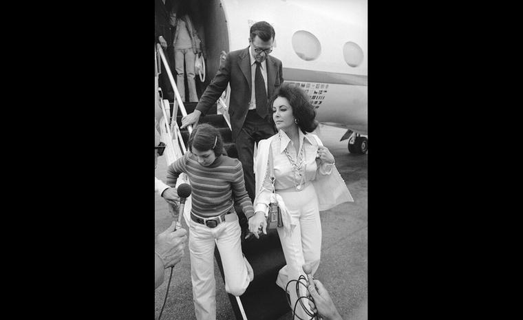 July 5 1973 in Los Angeles with adopted daughter Maria Burton as Liz Taylor faces journalists after announcing her separation from Richard Burton. She wears the Van Cleef & Arpels Sevres pendant.