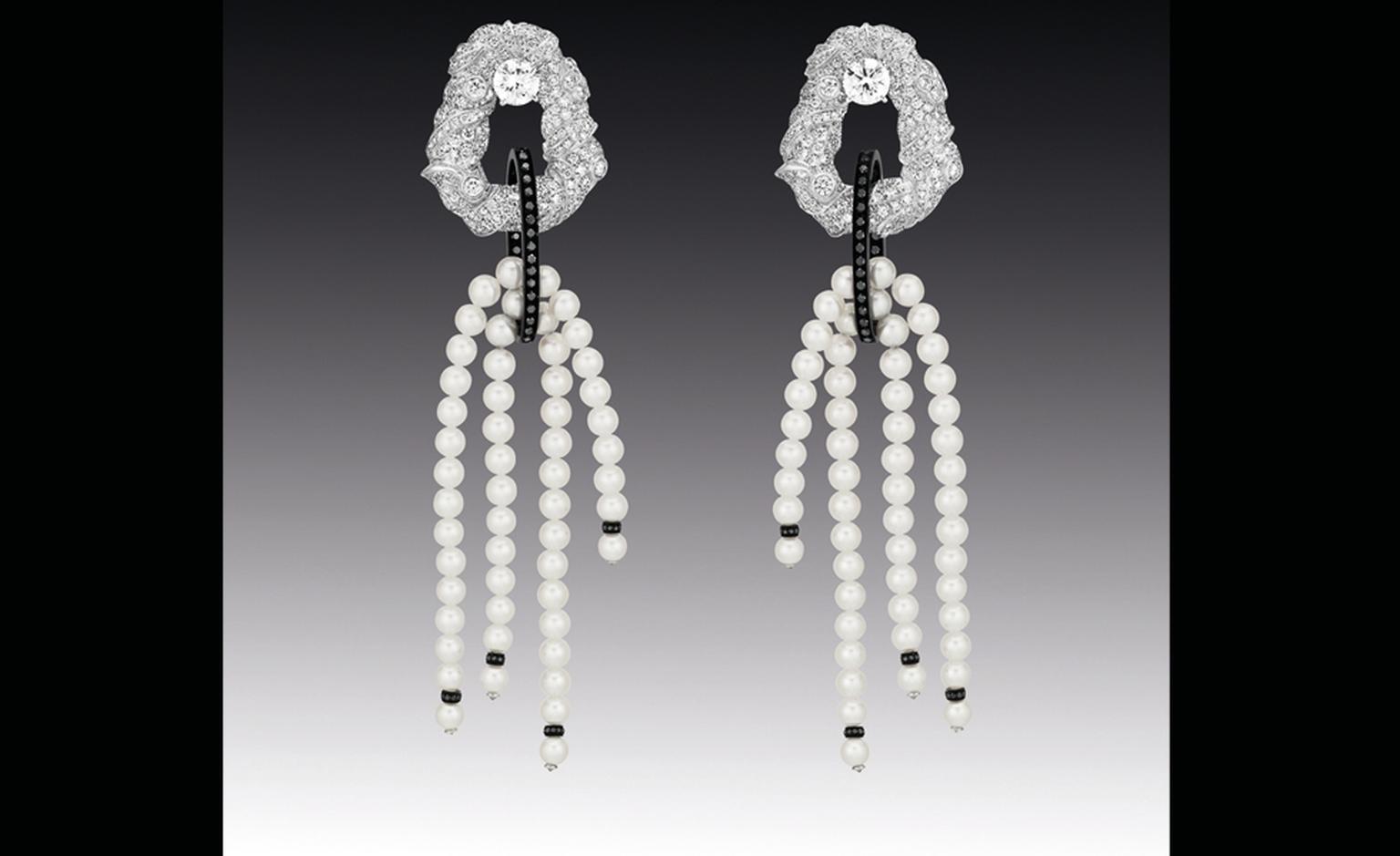 Chanel Contrastes collection: Nuage de Glace. Earrings in white gold, pearls with black and white diamonds.