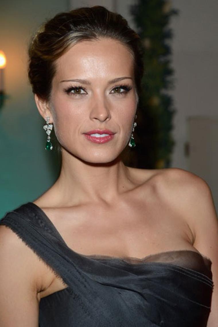 Petra-Nemcova-wearing-Avakian-diamond-and-emerald-earrings