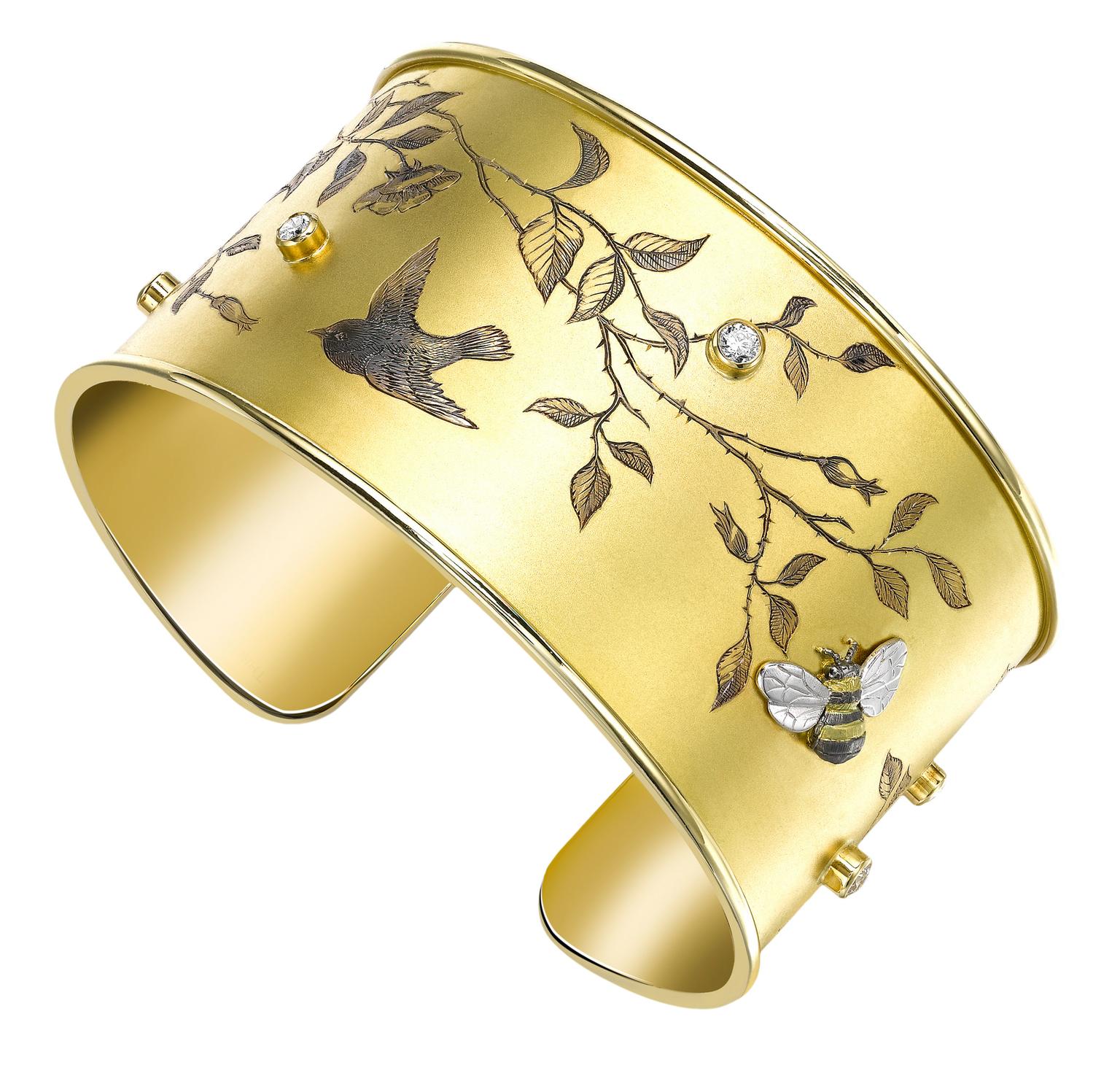 Theo Fennell yellow gold and diamond engraved cuff_20131017_Zoom