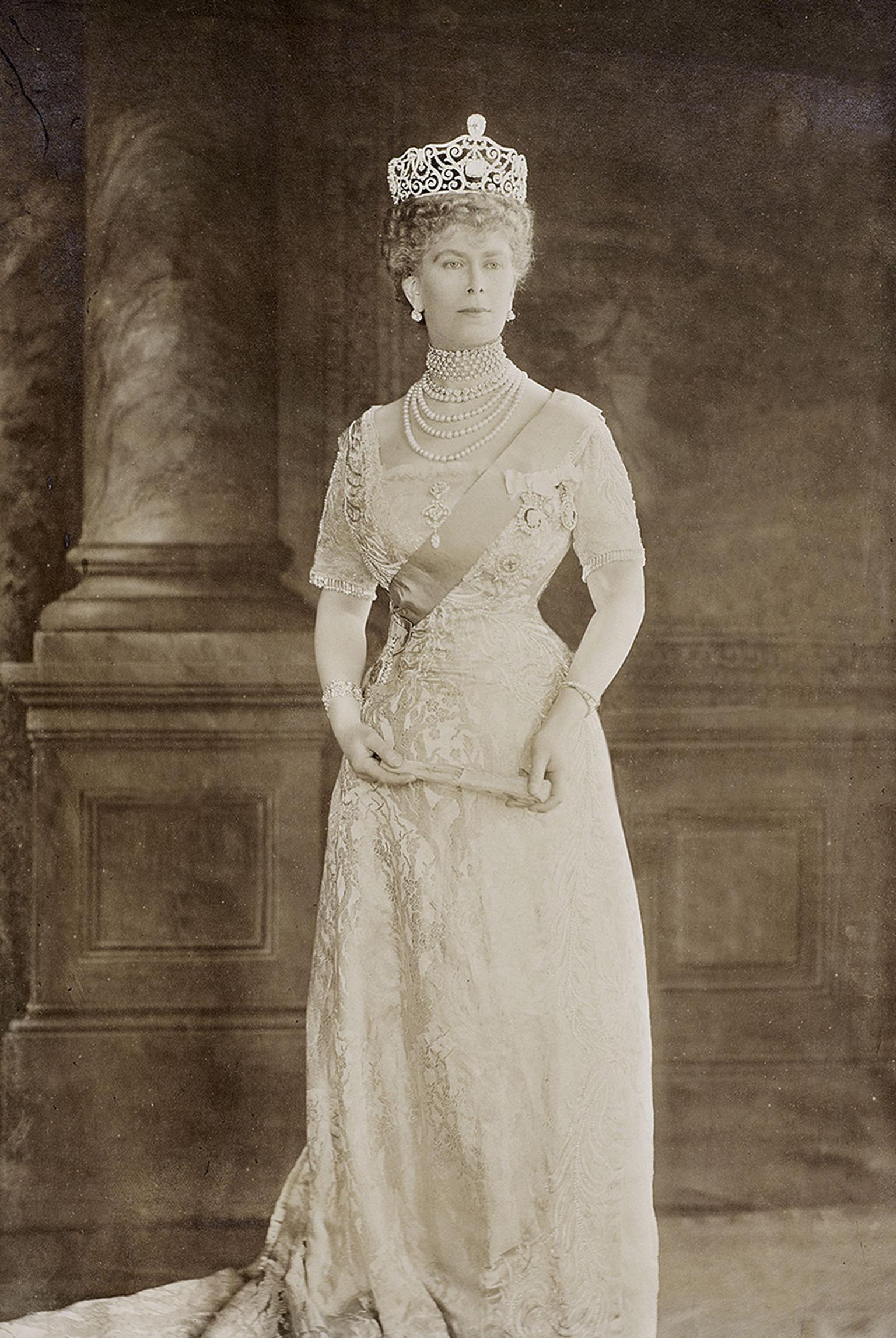 Queen-Mary-wears-the-Delhi-Durbar-Tiara-set-with-Cullinan-III-and-IV-1912-Thomson-.jpg