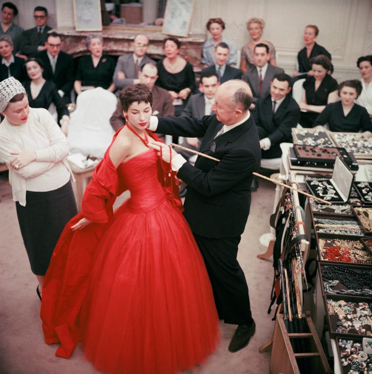 Dear-Dior-Chrsitian-Dior-and-his-model-Victoire-in-1954---Ph.-M