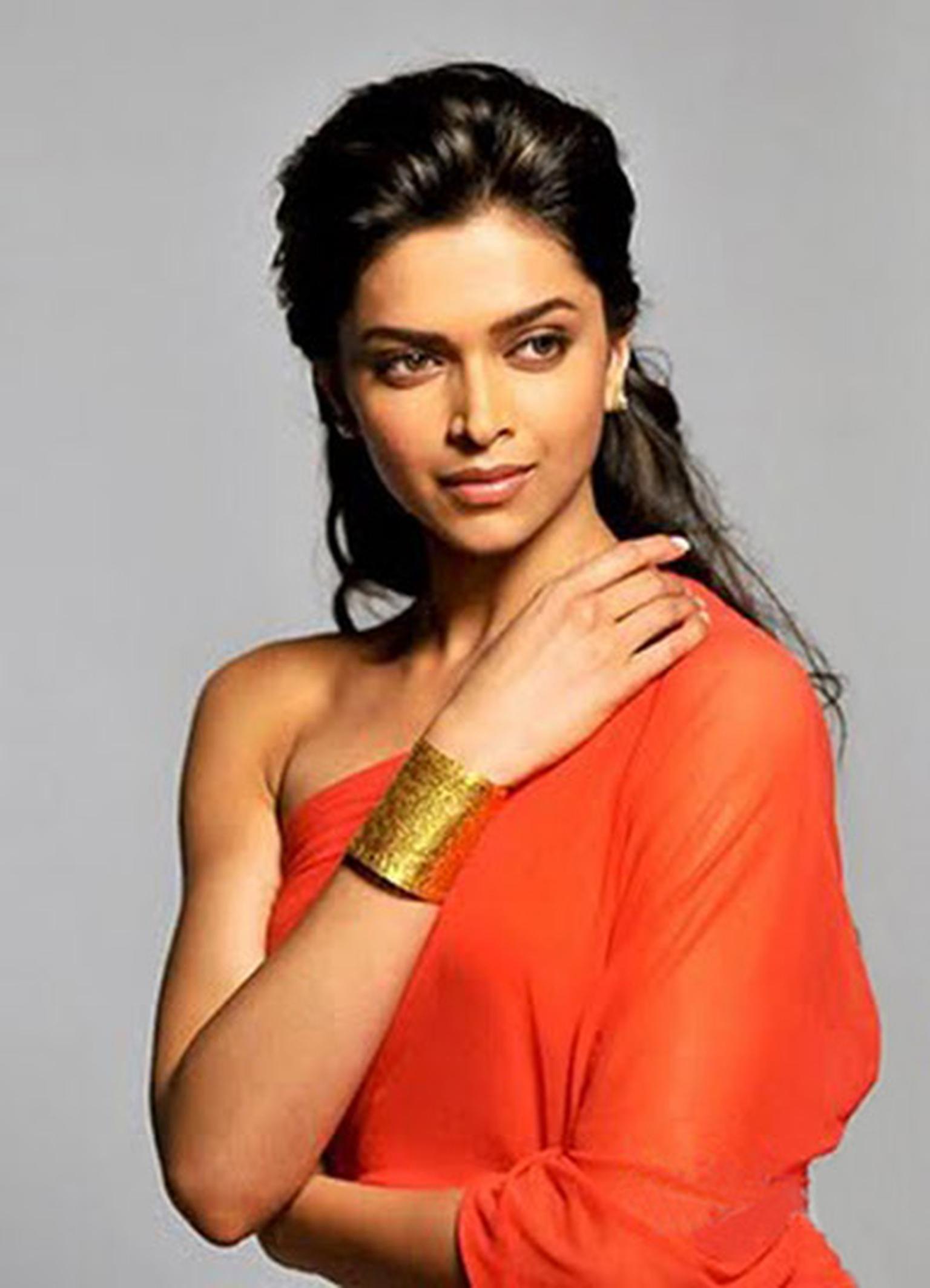 Amrapali-Bollywood-Actress-Deepika-PAdukone-in-Amrapali-cuff-at-a-photoshoot.jpg