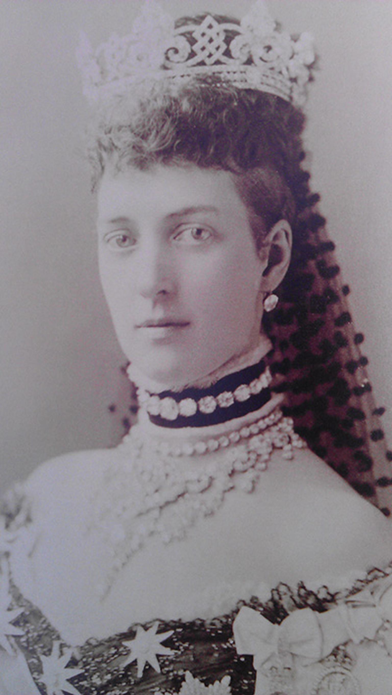 Queen-Alexandra-in-1883-wearing-the-collet-necklace-on-a-velvet-band.jpg