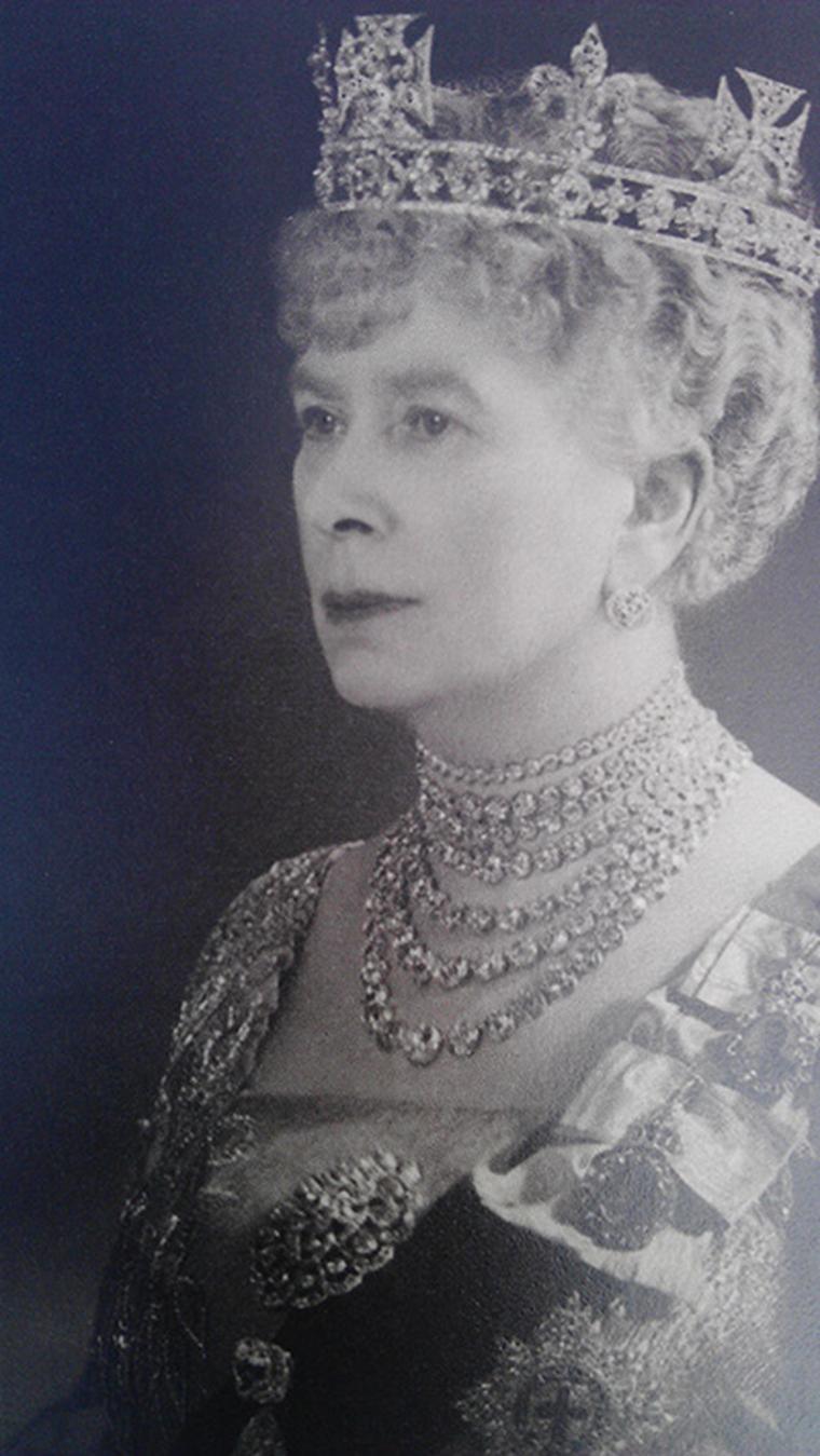 Queen-Mary-1938-wearing-Queen-Alexandra-collet-necklace