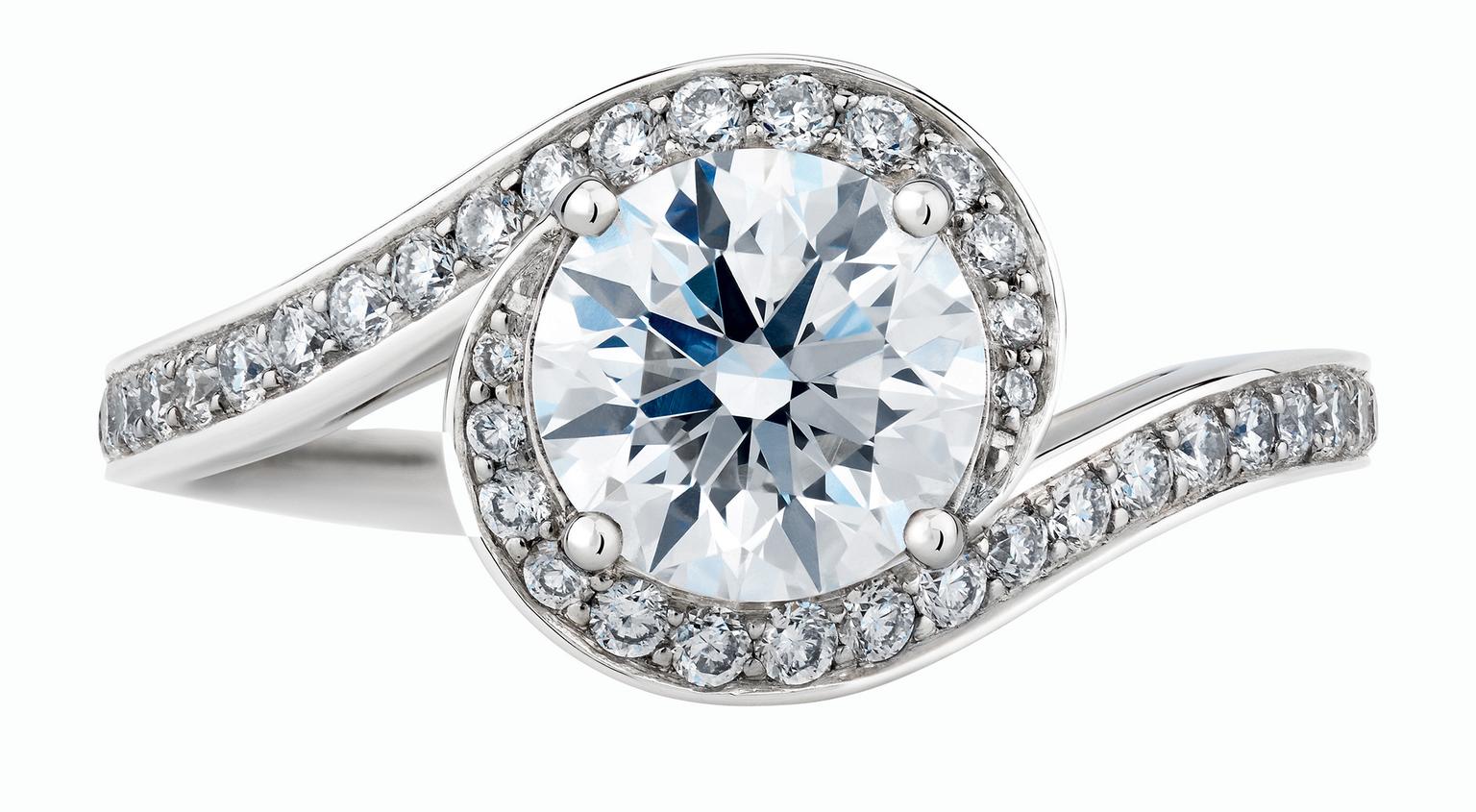 De Beers Caress diamond solitaire engagement ring_20140305_Zoom