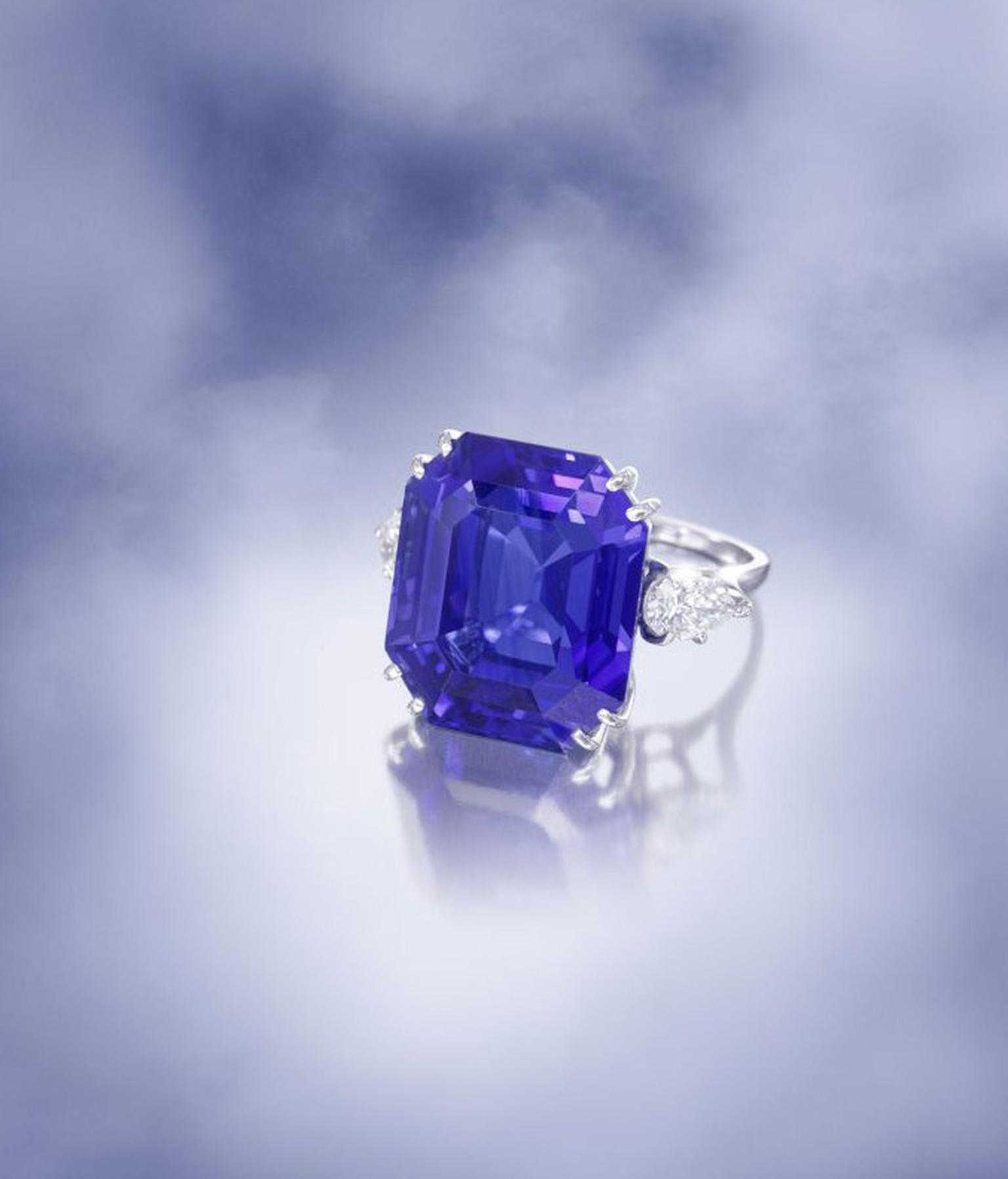 Lot-8-VC&A-Sapphire-&-Diamond-ring_2.jpg