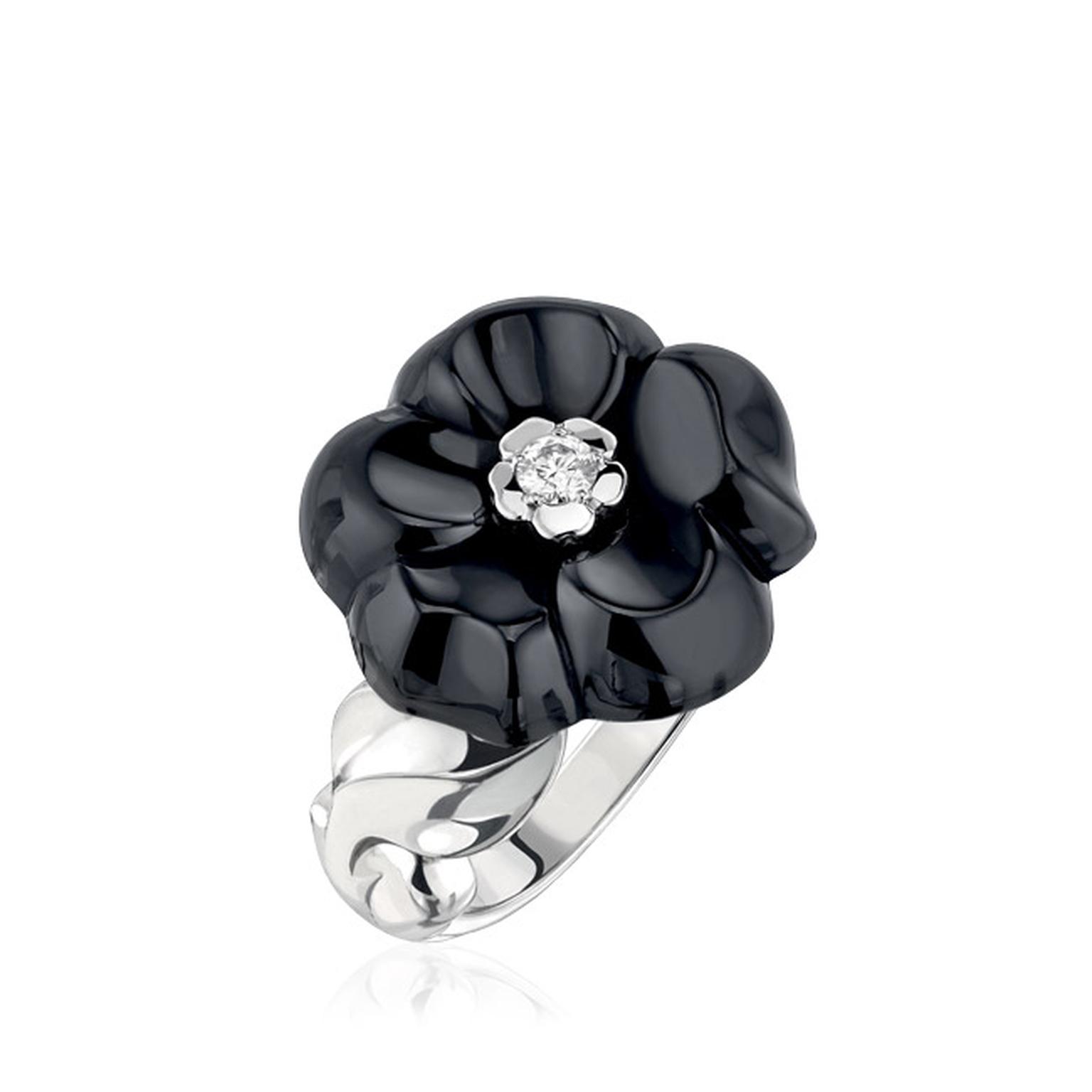 Chanel-Camelia-Galbe-ring-black-ceramic-main