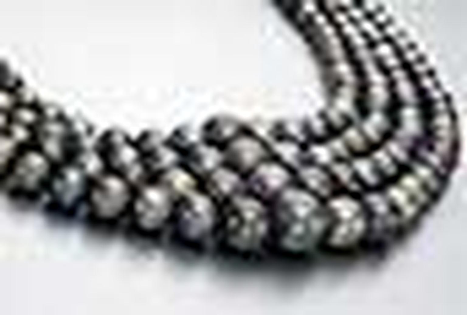 Christie's black pearls auction NL