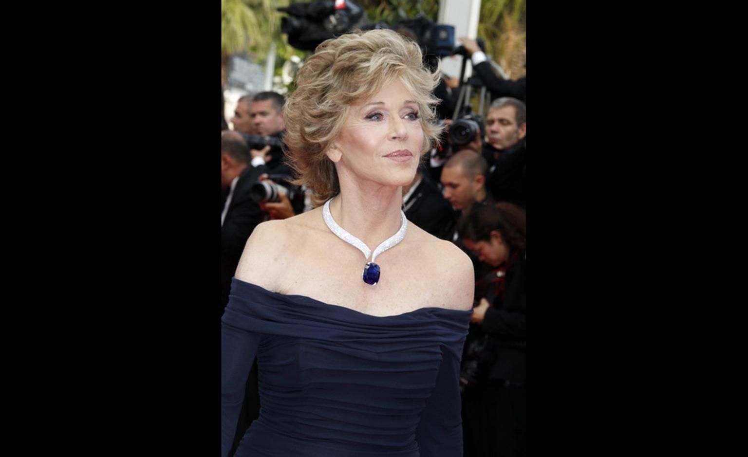 Jane Fonda, the American actress selected a white gold necklace set with diamonds (53.5 cts) with a cushion-shaped blue sapphire pendant (160 cts) paired with a ring set with diamonds.