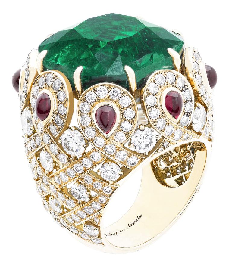 Van Cleef & Arpels Pierres de Caractère Pongal ring in yellow gold, with diamonds, cabochon-cut rubies and one cushion-cut Colombian emerald of 27.81ct.