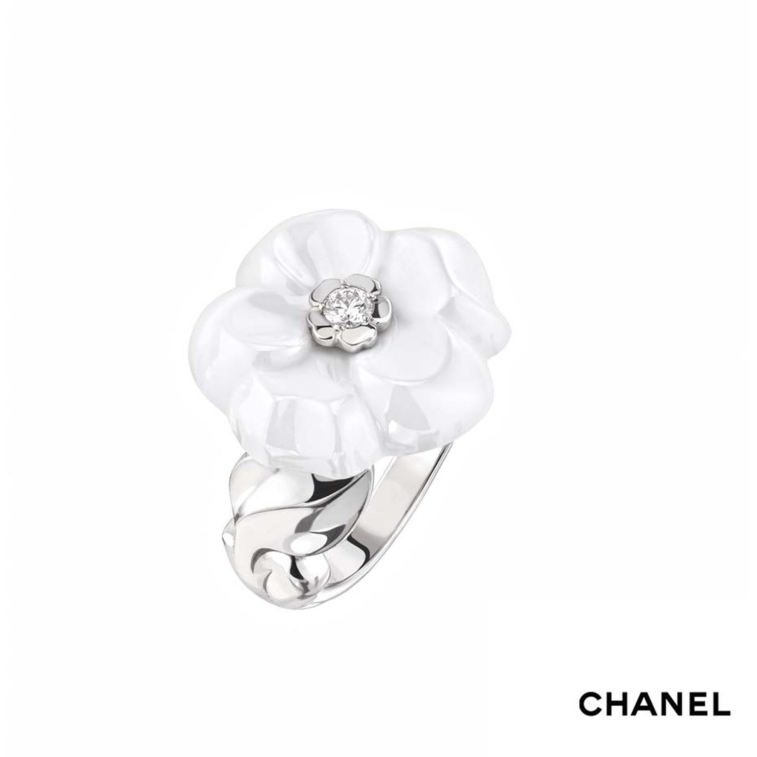 Chanel Camélia Galbé small white ceramic ring with a central brilliant-cut diamond