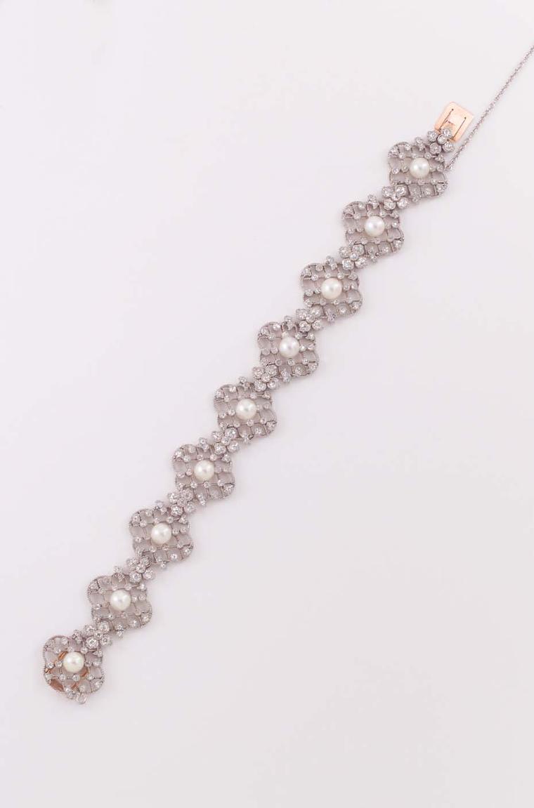 The vintage floral diamond and pearl bracelet by Neil Lane worn by Zooey Deschanel to the Golden Globes 2014