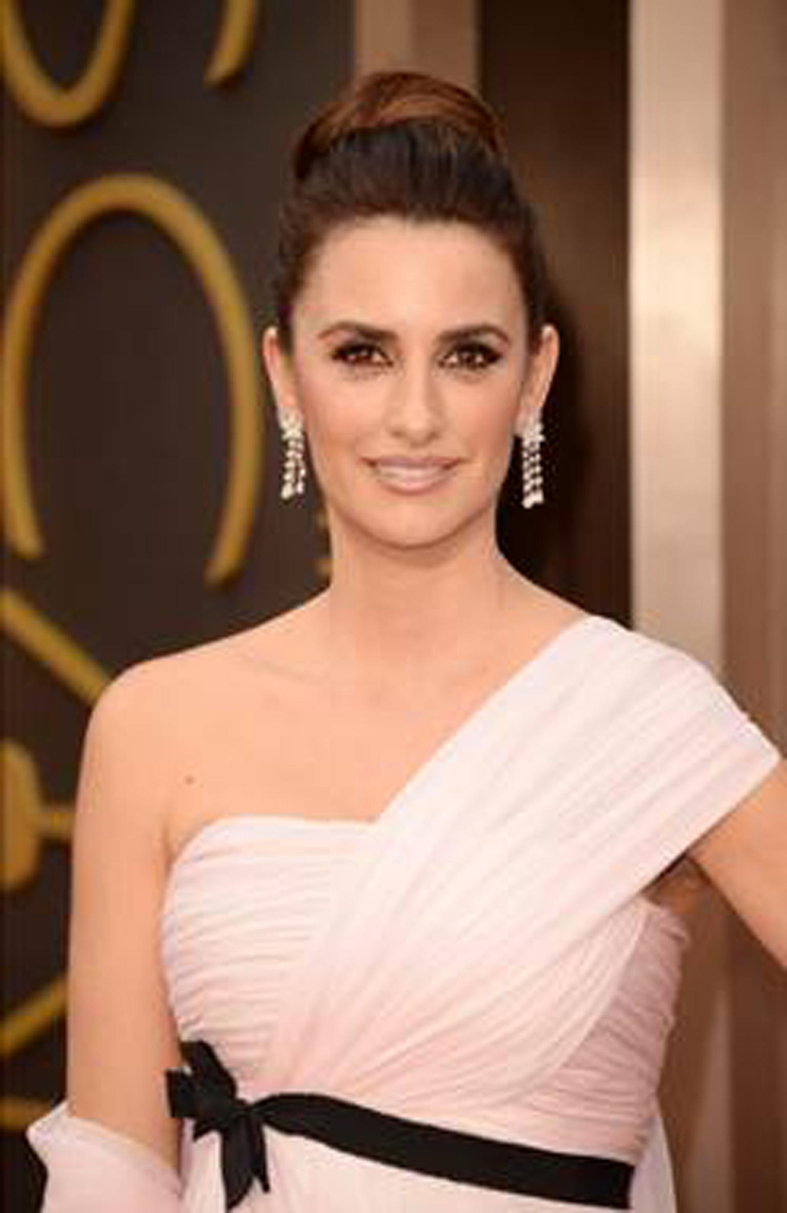 Presenter Penelope Cruz wore a pair of Chopard platinum and white diamond chandelier earrings featuring a floral cluster of pear-shape diamonds (12cts) and brilliant-cut diamond drops (4cts).
