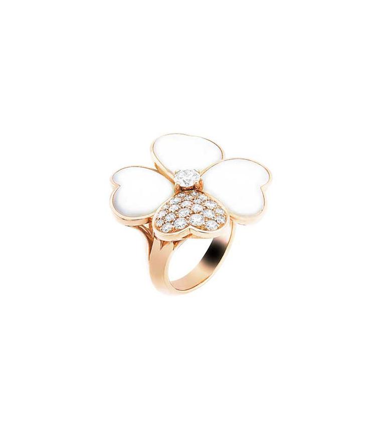 Van Cleef & Arpels Cosmos ring in rose gold with a brilliant-cut diamond bud surrounded by white mother-of-pearl and diamond petals