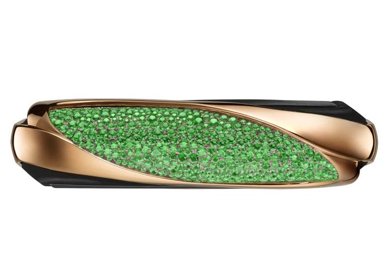 The Savelli Emerald Night smartphone features a curvaceous design outlined in rose gold, surrounding 395 snow-set Gemfields emeralds.