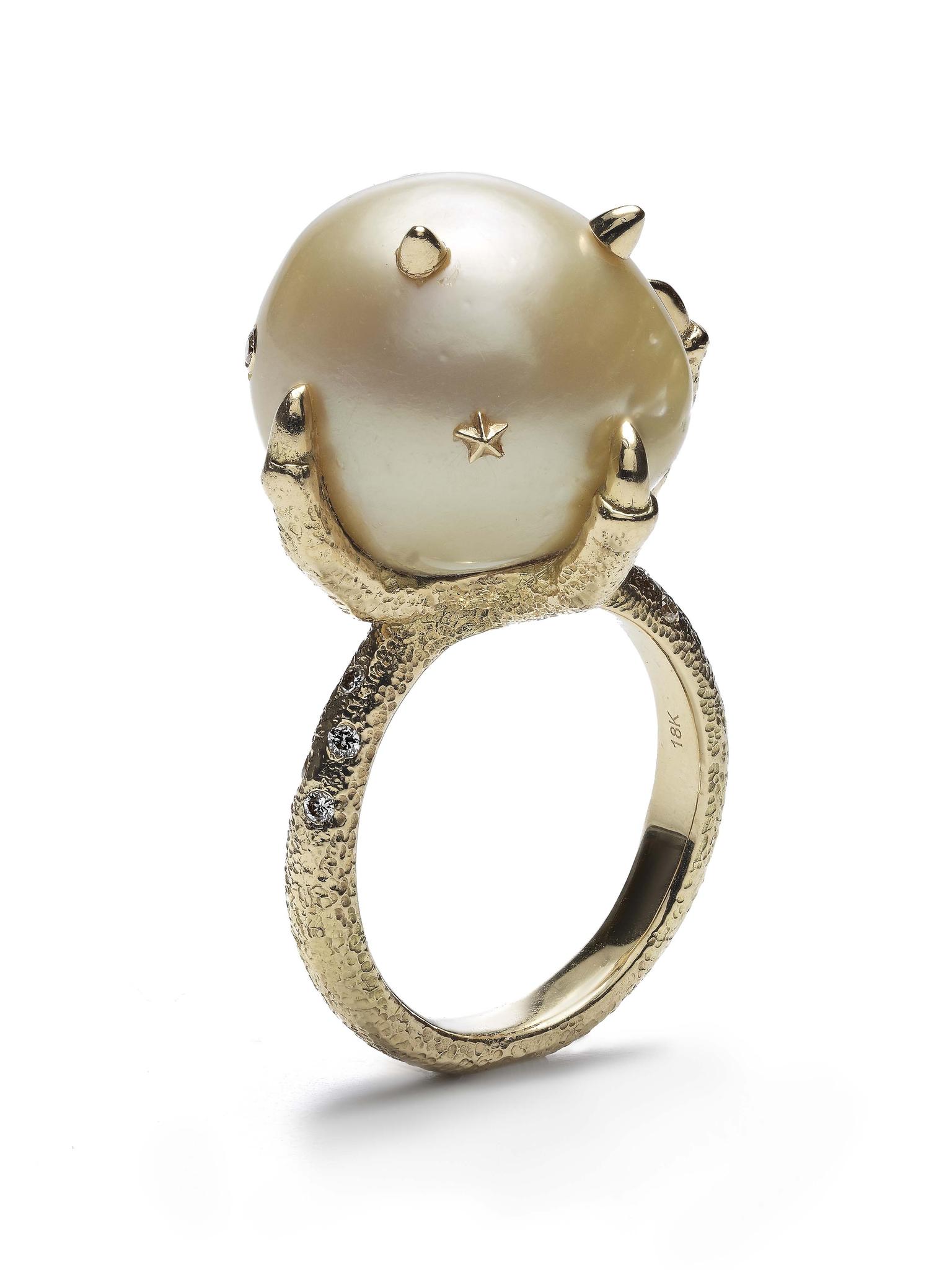 Bibi van der Velden Pearl Claw gold ring with diamonds