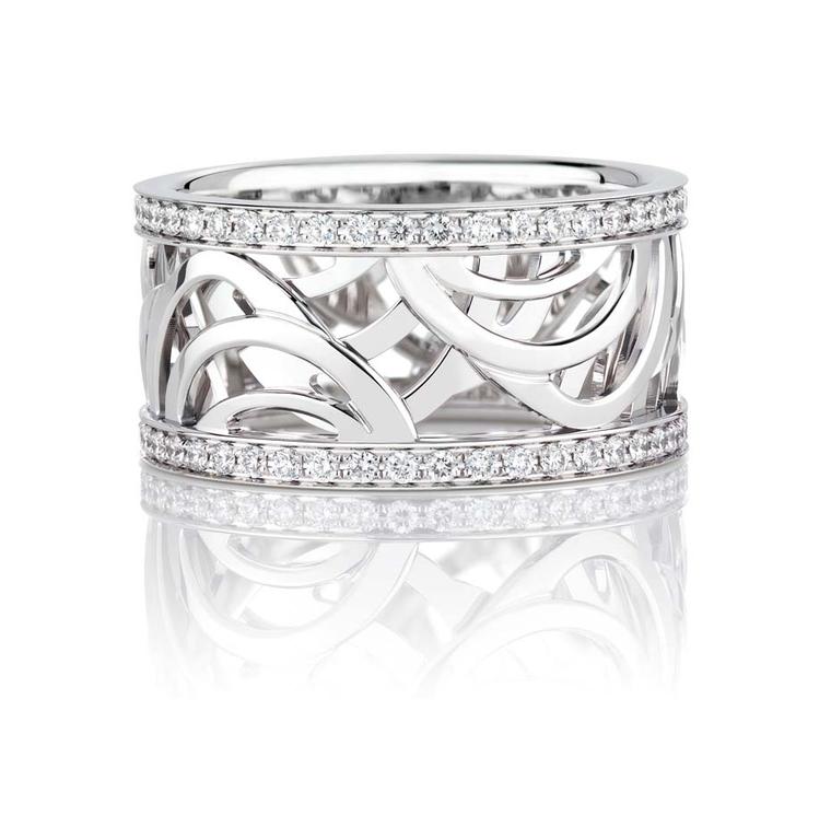 De Beers Aria ring in white gold decorated with pavé diamonds.
