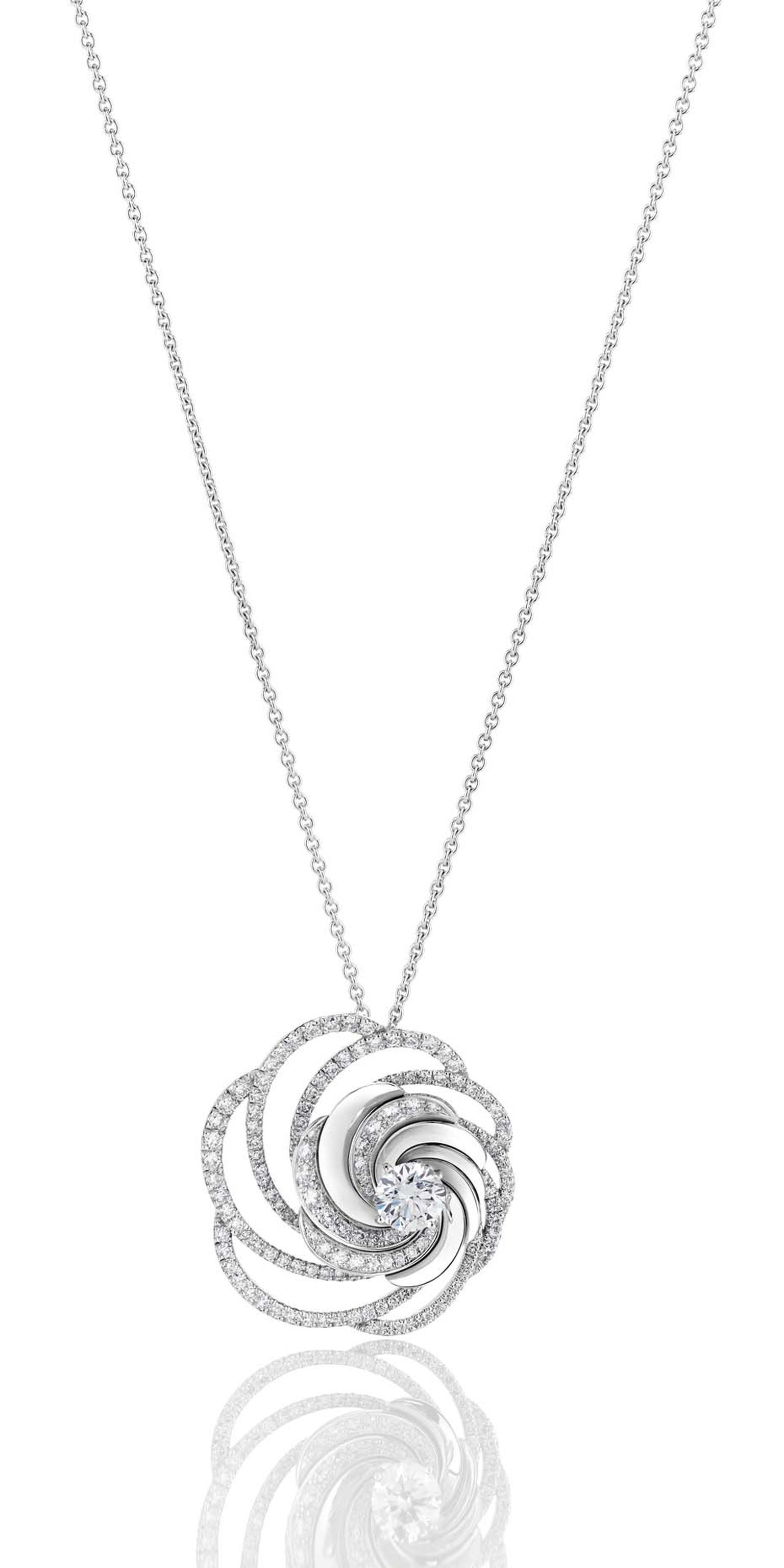 De Beers Aria necklace in white gold embellished with pavé diamonds surrounding a central brilliant-cut diamond.