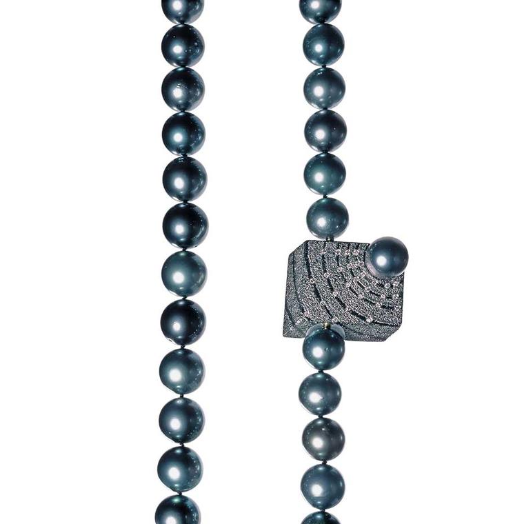 Atelier Zobel Vario clasp in gold and silver, with a Tahitian pearl and champagne brilliant diamonds.