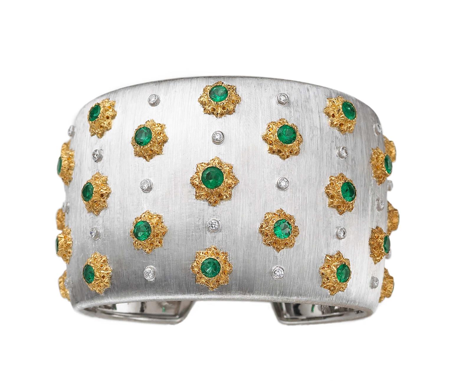 Buccellati cuff bracelet with emerald and diamonds, engraved using the "regato" technique, a Buccellati speciality.