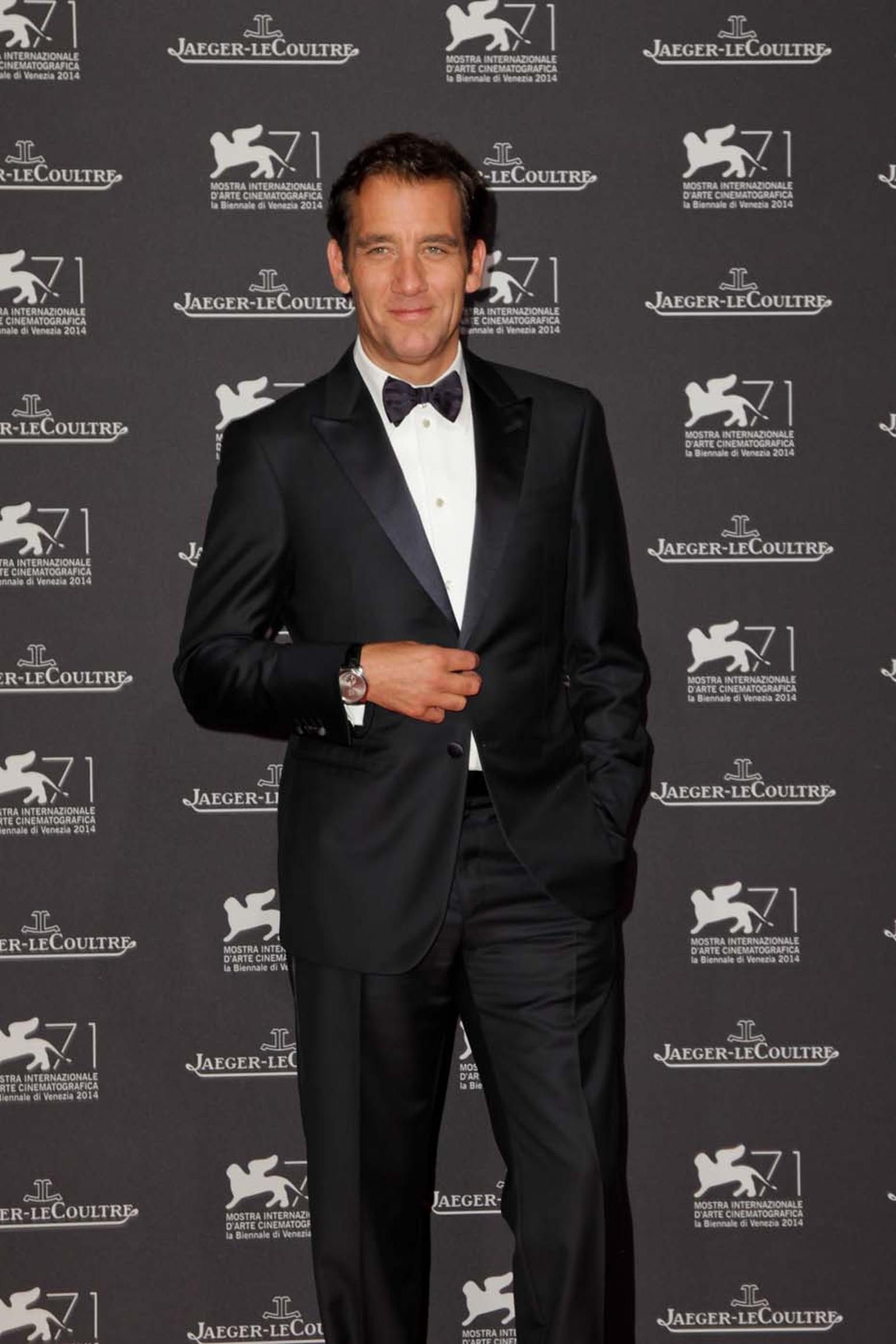 Clive Owen offers a glimpse of his Jaeger-LeCoultre watch beneath his shirt cuff during the Venice Film Festival Gala dinner.