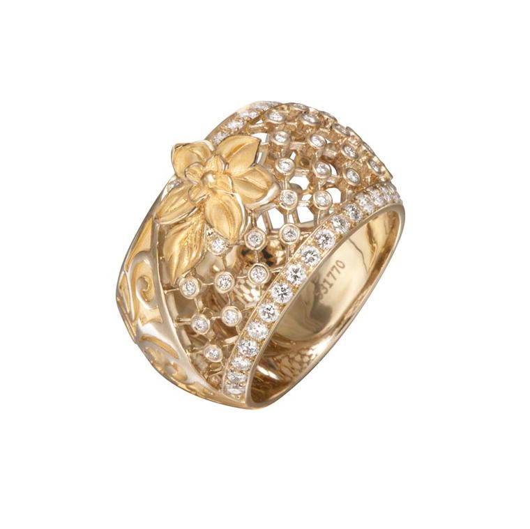 Carrera y Carrera Sierpes medium ring in yellow gold and diamonds.