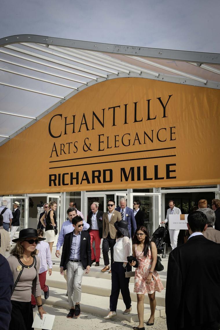 A sunny Sunday in September in the glorious grounds of Chantilly was the perfect excuse to dress up, put on your finest hat and head out of Paris for a day in the country at Chantilly Arts & Elegance.