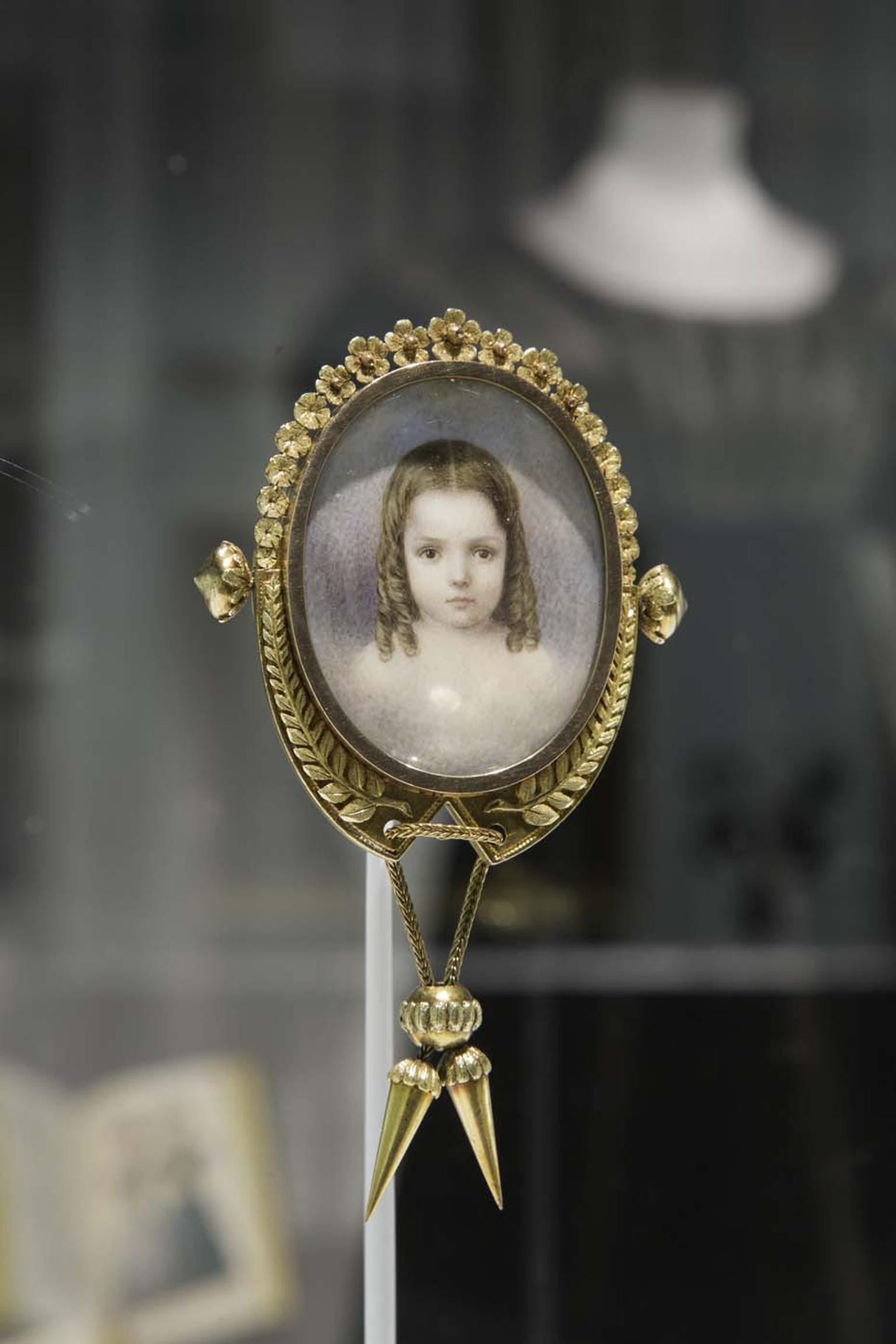 Mourning jewelry included miniature portraits or photographs of the dead often accompanied by motifs of tombstones or clouds, depicting the departed soul’s ascension to heaven.