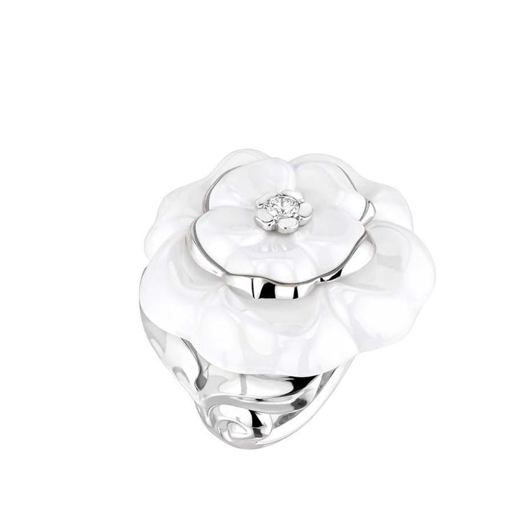 Chanel Camelia Galbé ring in white ceramic and white gold, set in the centre with a brilliant-cut diamond.