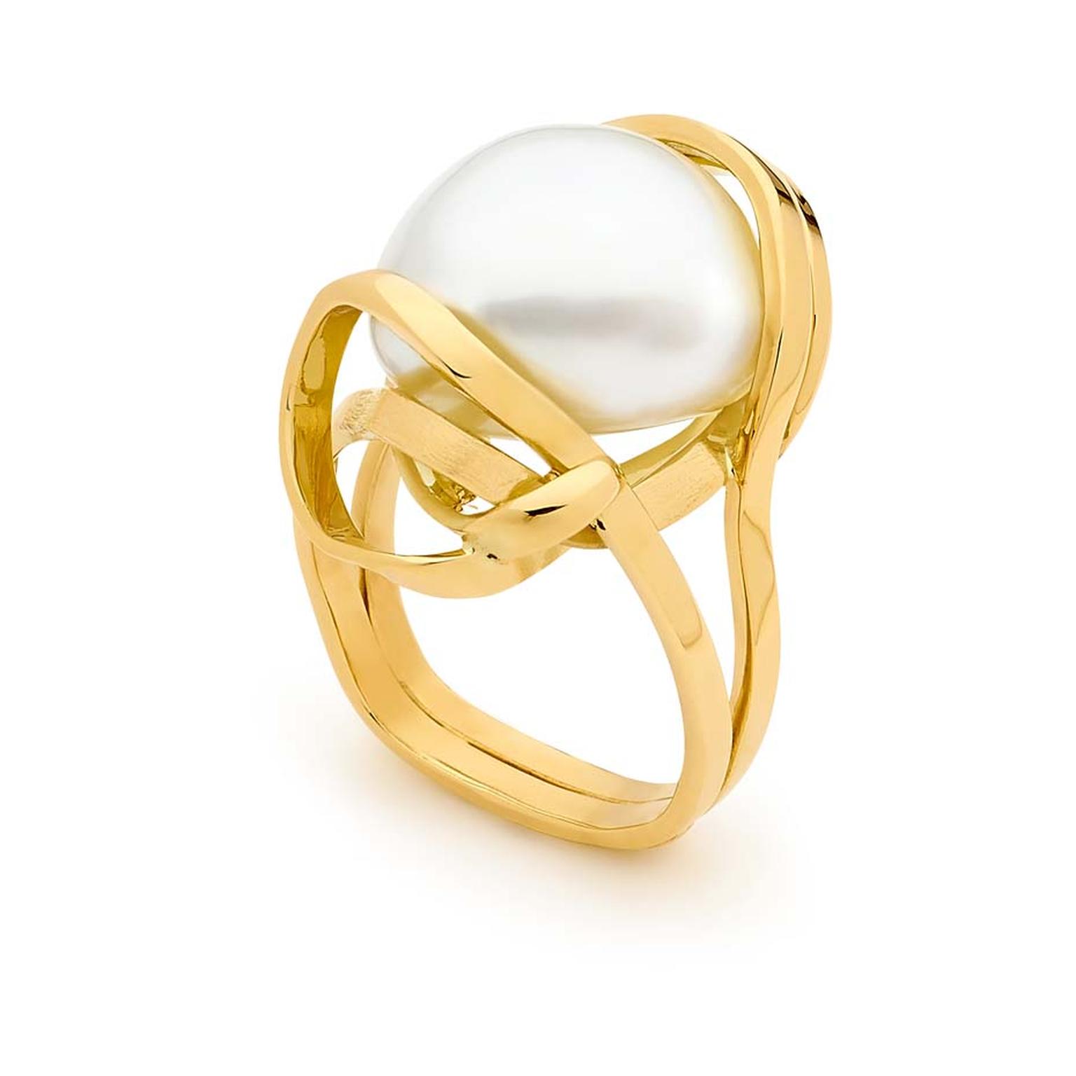 Linneys ring in yellow gold with an Australian South Sea pearl.