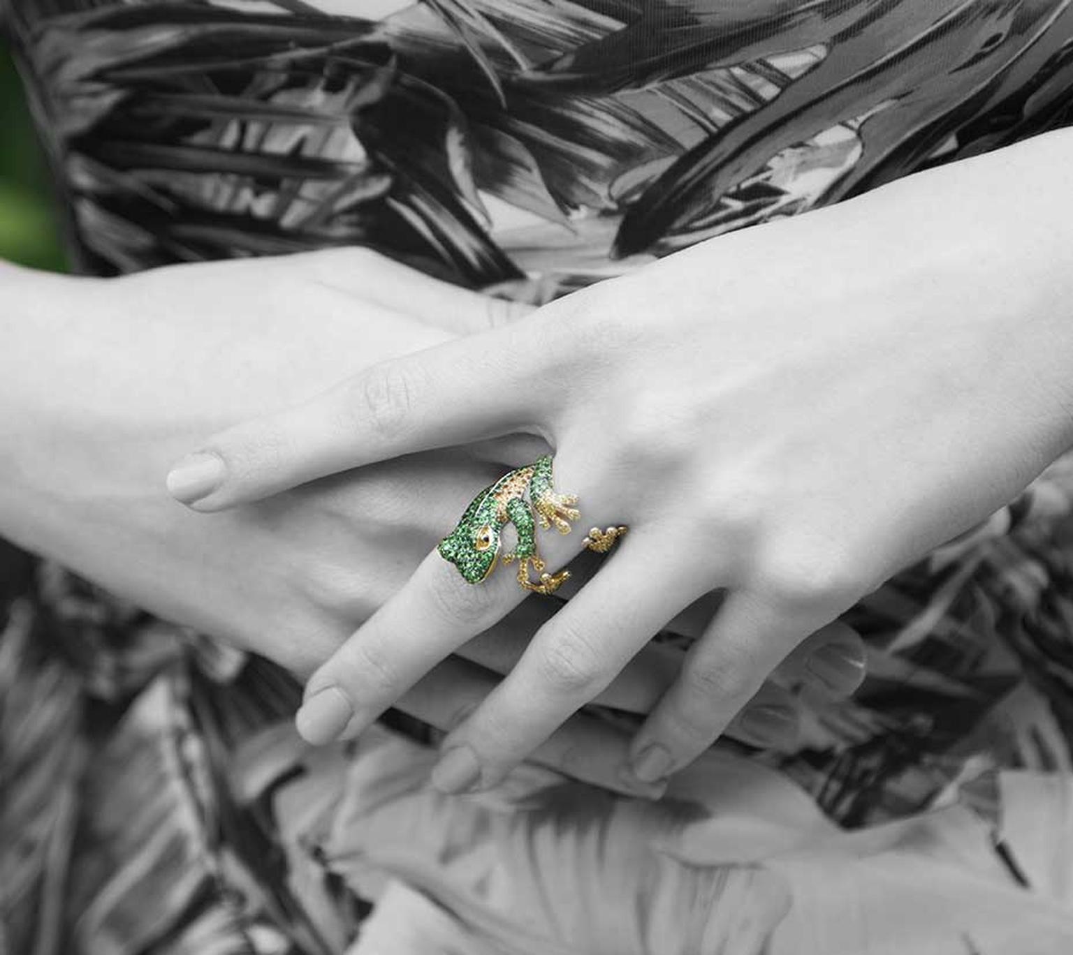Morphée Reinette ring in yellow gold with emeralds and yellow diamonds.