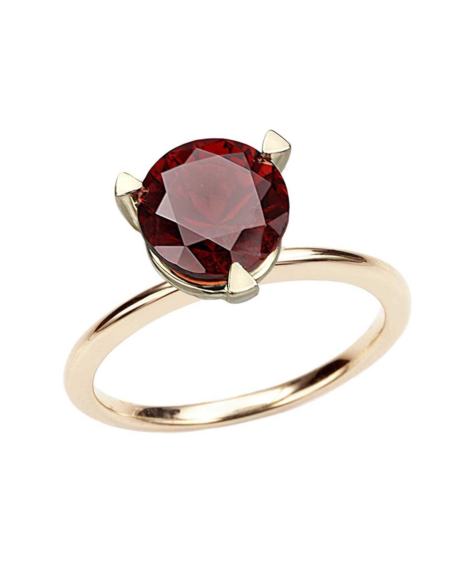 Octium Pop ring in yellow gold, set with a round pyrope garnet.