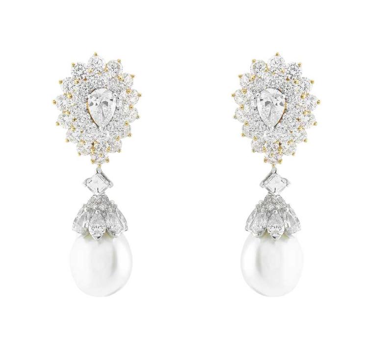 The Van Cleef & Arpels earrings from the Pierres de Caractère - Variations collection, featuring cultured pearls and diamonds set in white and yellow gold, worn by Felicity Jones on the red carpet at the SAG Awards 2015.