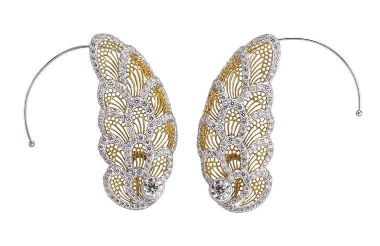 Buccellati's high jewellery wing earrings, entirely handcrafted with the Tulle technique and reminiscent of Redon's "Fall of Phaeton" painting, fly along the earlobe. The feather-like elements of the ear cuffs are set with diamonds, and a subtle hook prev