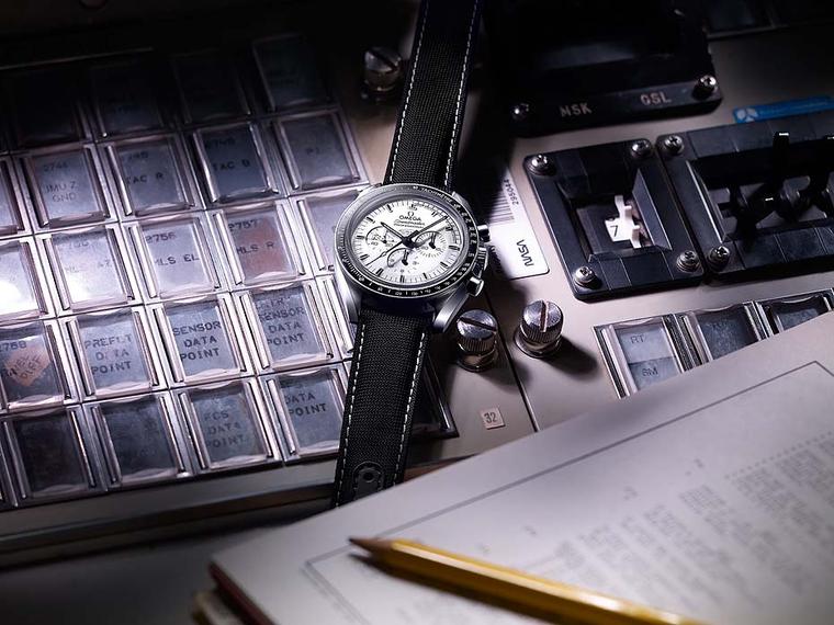 Omega Speedmaster Apollo 13 Silver Snoopy Award men's watch pays homage to the "Houston, we have a problem" mission of 1970. Thanks to Commander Lovell's Speedmaster, the crew were able to time the firing of the re-entry rockets for a safe return to Earth