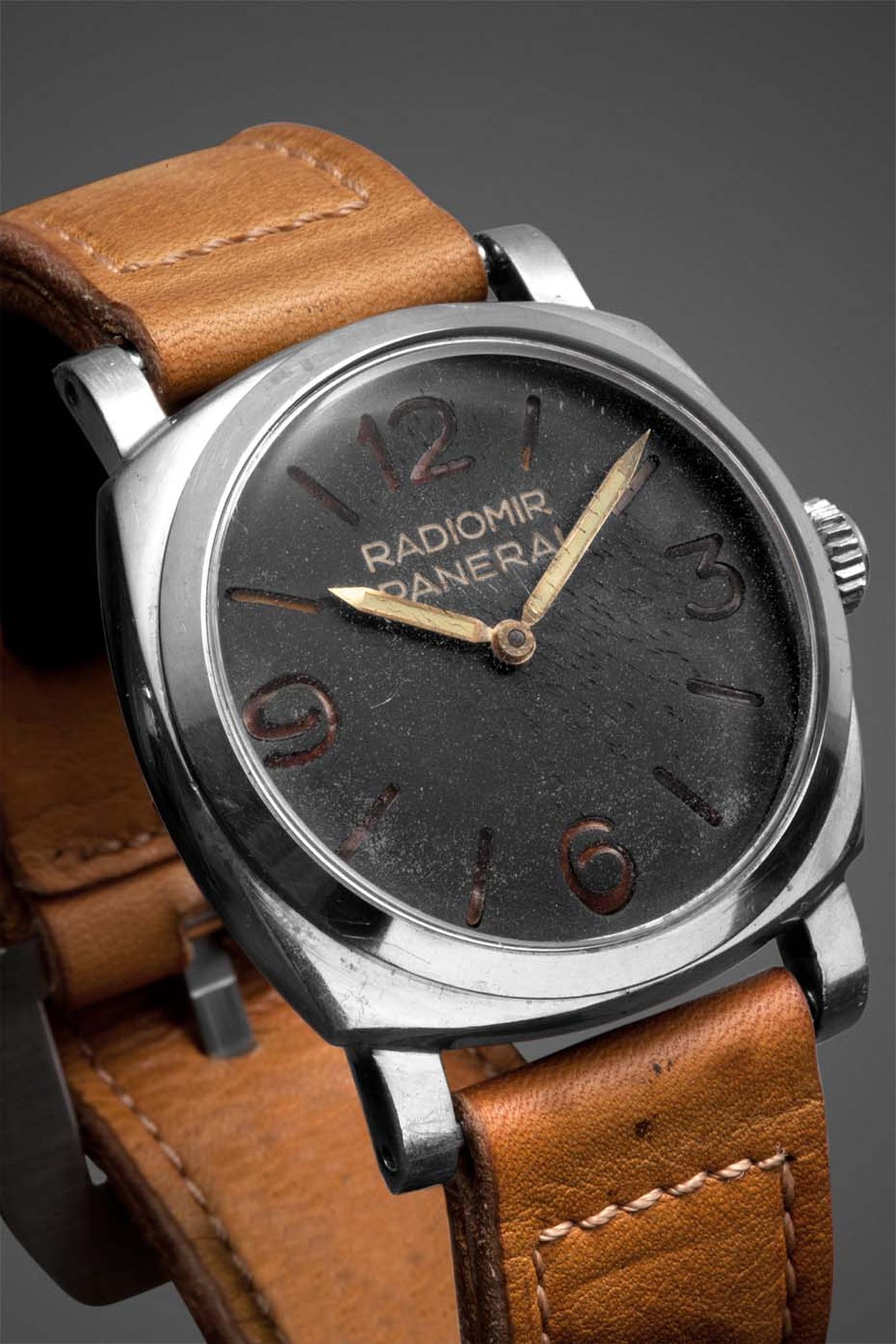 By 1940 the Panerai Radiomir watch assumed its definitive physiognomy. With a stronger case made from a single block of steel for increased underwater resistance and reinforced lugs, the dial of the watch was simplified with just four large Arabic numeral