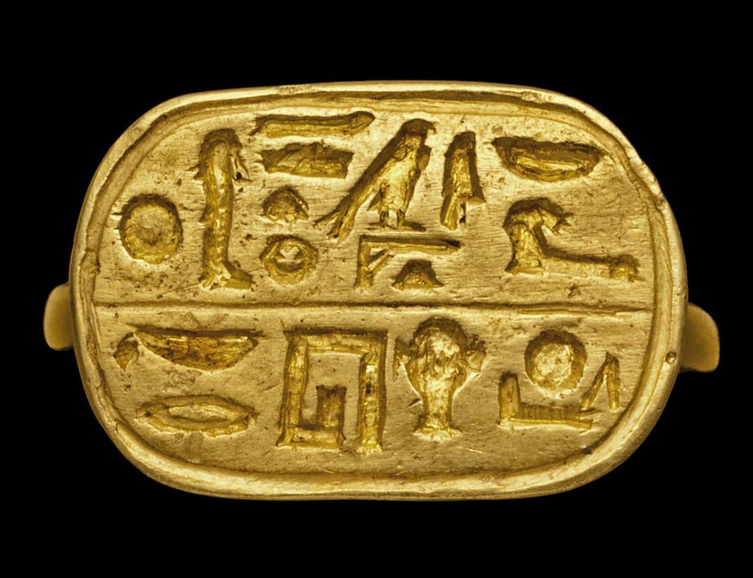 AN EGYPTIAN ELECTRUMGOLD RING